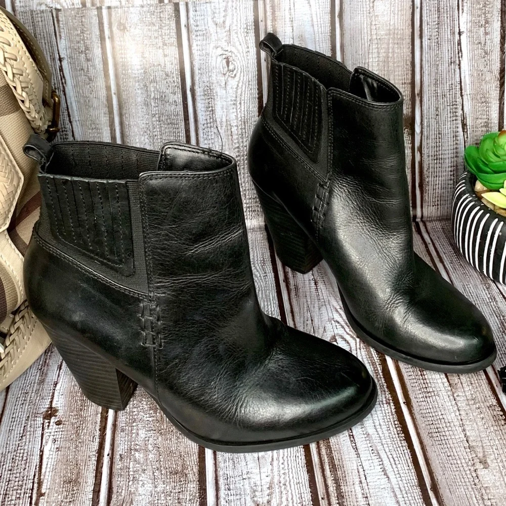 VINCE CAMUTO Classic Fall Minimalist Black Leather VP-Highland Ankle Boots, 6.5